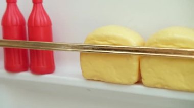 Oyuncak plastik sebzeler ve meyveler eski buzdolabının rafında, ketçap ve ekmek de rafta. Çocukların eğitici oyun konsepti. Yüksek kaliteli FullHD görüntüler