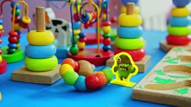 Masada okul öncesi çocuklar için tasarlanmış birçok renkli eğitici çocuk oyunları ve oyuncakları var. Yüksek kaliteli FullHD görüntüler. Minsk, Belarus - 10 Ağustos 2021