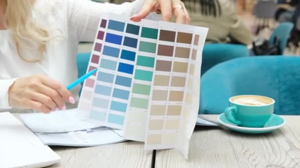 Delicate Tangan Perempuan Memegang Palete Dengan Warna Yang Berbeda Untuk — Stok Video