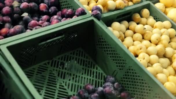 Citroenen Pruimen Perziken Liggen Plastic Kratten Supermarkt Hoge Kwaliteit Beeldmateriaal — Stockvideo