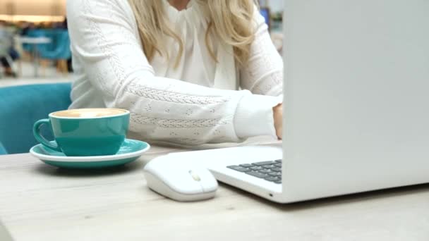 Vrouw Met Wit Shirt Typen Toetsenbord Laptop Cappuccino Koffiekopje Klaar — Stockvideo