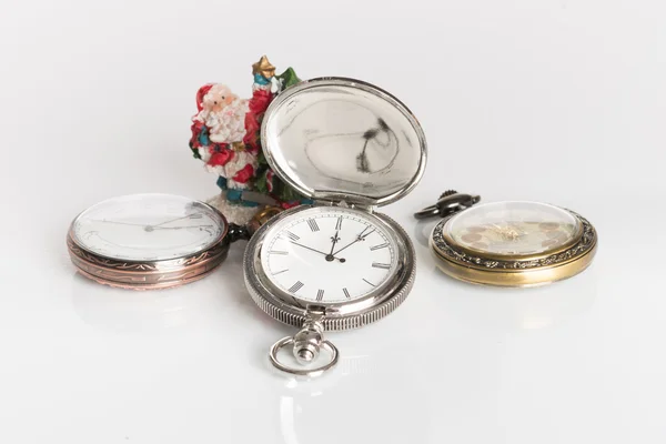 Santa Claus o Padre Frost y reloj vintage sobre fondo blanco —  Fotos de Stock