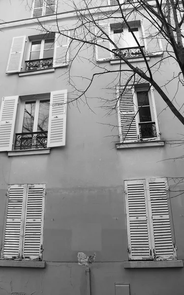 Gebäude in Paris. Schwarz-Weiß-Foto — Stockfoto