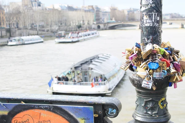 Serrure d'amour sur un pont à Paris — Photo