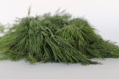 Taze dereotu beyaz arkaplanda kapat