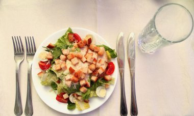 Beyaz tabakta Sezar salatası