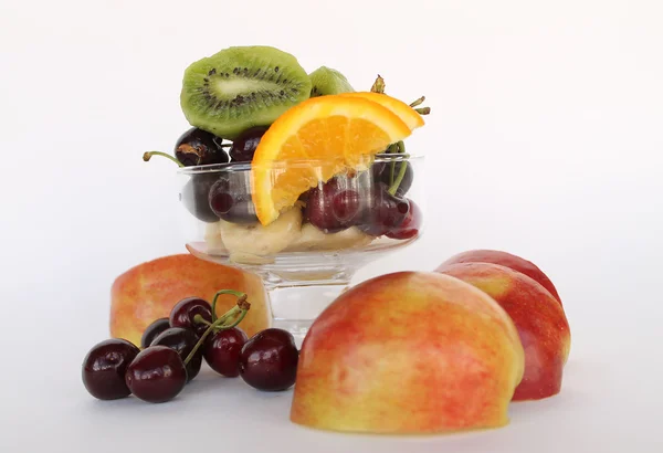 Prachtig gearrangeerde fruit in een glasvaas geïsoleerd op wit — Stockfoto