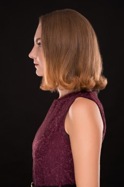 Siyah arka plan üzerine profilde şık genç kızın yüzü