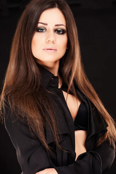 Retrato de mulher bonita com cabelos longos no fundo preto — Fotografia de Stock