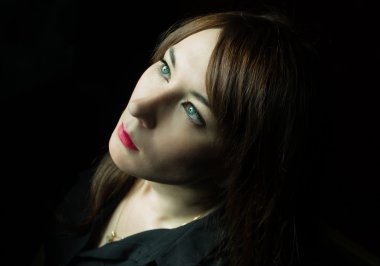 siyah bir zemin üzerine güzel bir kadın portresi kapatın