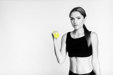 Sarı dumbblles sportif kadınla. Siyah ve beyaz fotoğraf