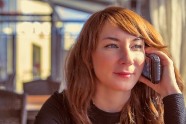 cep telefonuyla konuşurken güzel kız