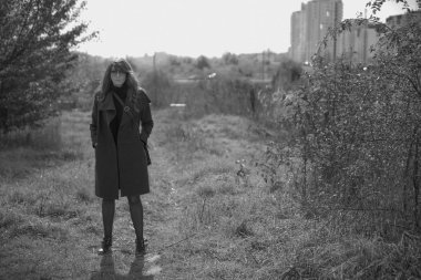 Siyah palto kadınlarda zerafet