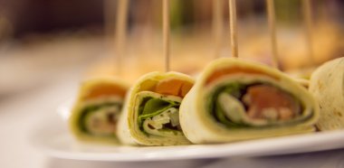 salata, peynir ve kırmızı balık ile rulo