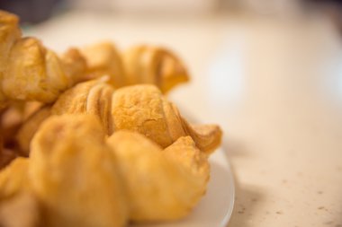 Tablo yakın çekim üzerinde plaka üzerinde lezzetli ay çöreği