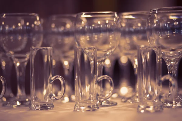 Bellissimi bicchieri sfocati sul tavolo a buffet nel ristorante — Foto Stock