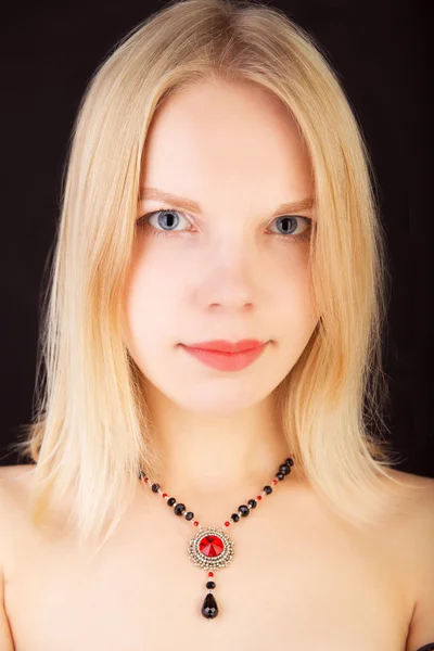 Porträtt av en ung vacker dam med halsband isolerade över b — Stockfoto