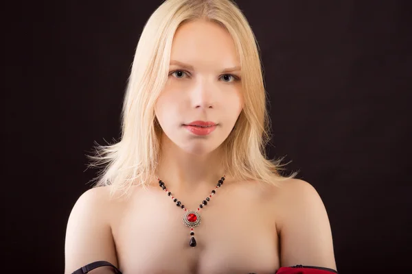 Portrait d'une jeune belle dame avec collier isolé sur b — Photo