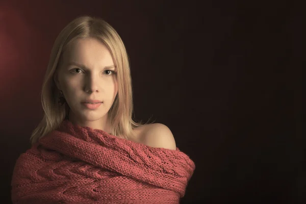 Retrato de niña con bufanda roja sobre fondo negro —  Fotos de Stock