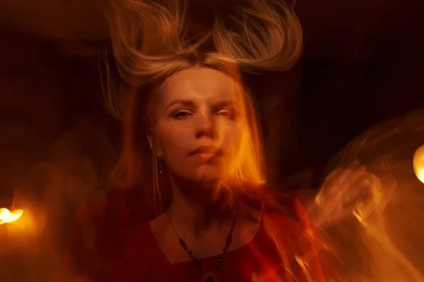 Siyah arka plan üzerine alev ile güzel kız