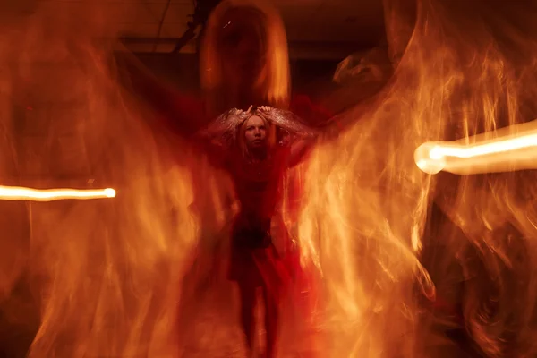 Siyah arka plan üzerine alev ile güzel kız