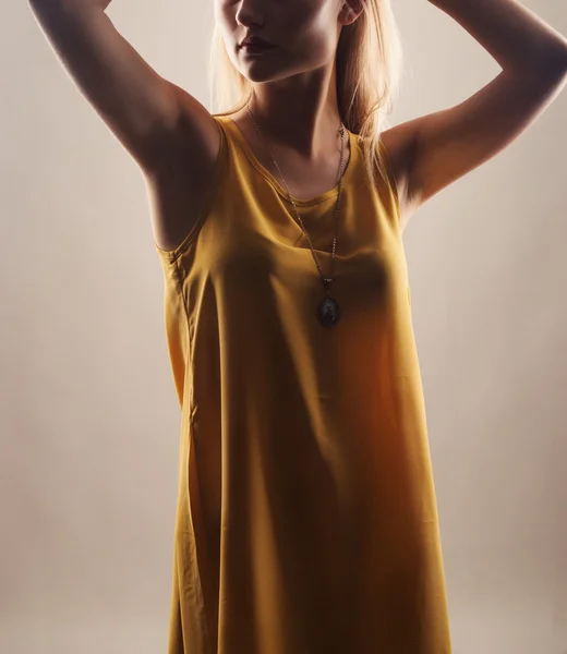 Junge schöne Frau in gelbem Kleid. isoliert auf weiß — Stockfoto