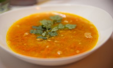 Bezelye çorbası maydanoz ile