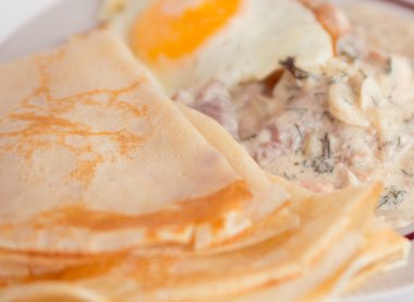 sos, sosis ve yumurta ile Pancakes