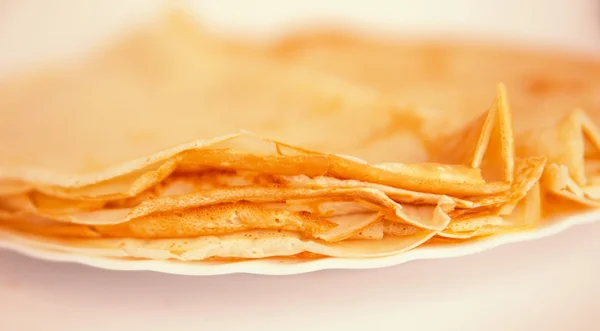 Bunt med små pannkakor på vit bakgrund — Stockfoto