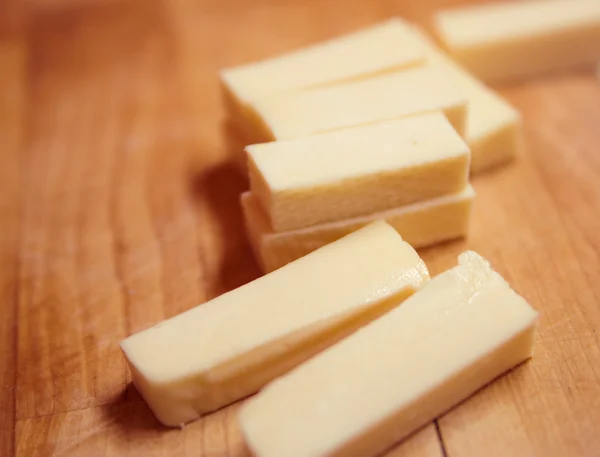 Kaas op een snijplank — Stockfoto