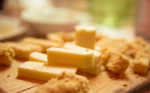 Queso empanado en una tabla de cortar —  Fotos de Stock