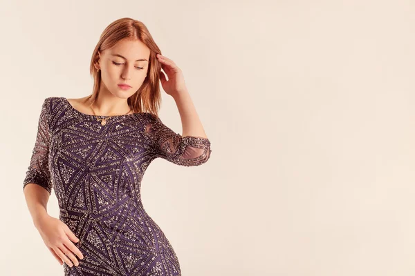 Retrato de perfil de una chica elegante con un vestido sin espalda. Yo... — Foto de Stock