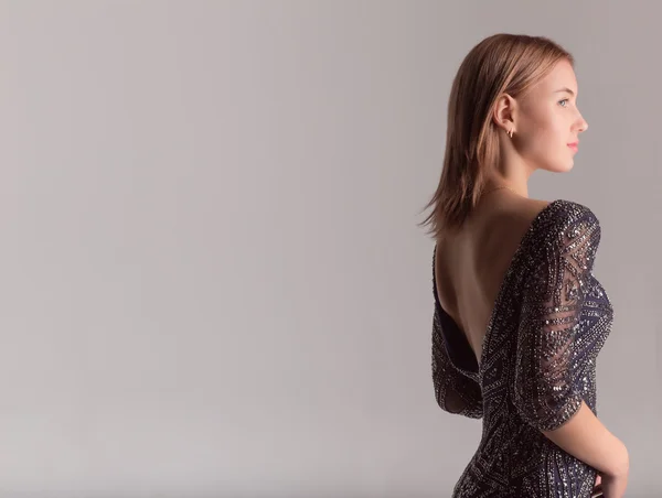 açık arka elbiseli seksi güzel kız