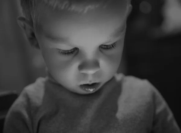 Baby kid using smartphone. Black and white photo — Stock Photo, Image