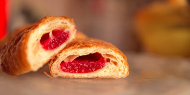 Kruvasan bir plaka üzerinde bir mutfak