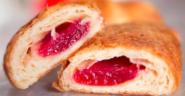 Kruvasan bir plaka üzerinde bir mutfak