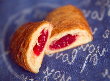 Kruvasan üzerinde mavi bir masa örtüsü