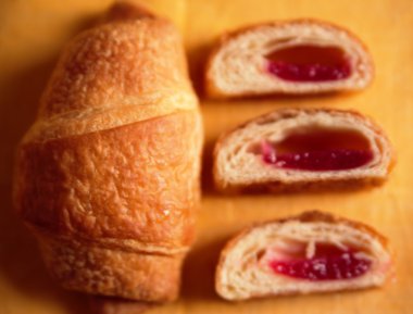 Kruvasan üzerinde sarı bir masa örtüsü