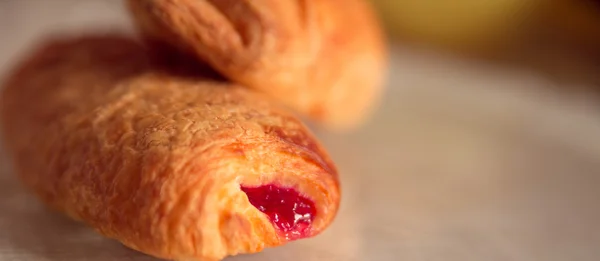 Čerstvý croissant na stole — Stock fotografie