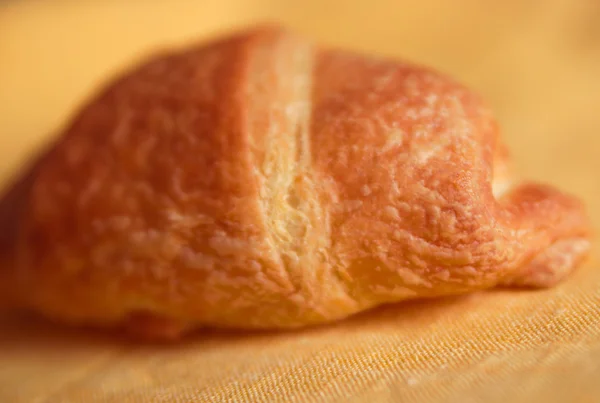 Croissanty na žlutý ubrus — Stock fotografie