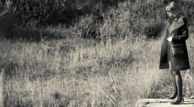 şık kız siyah beyaz fotoğraf