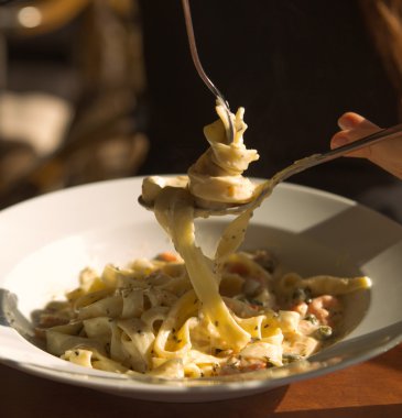 domates ve fesleğenli makarna