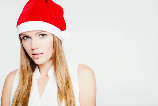 산타 클로스 모자를 입고 아름 다운 젊은 여자의 초상화 — 스톡 사진