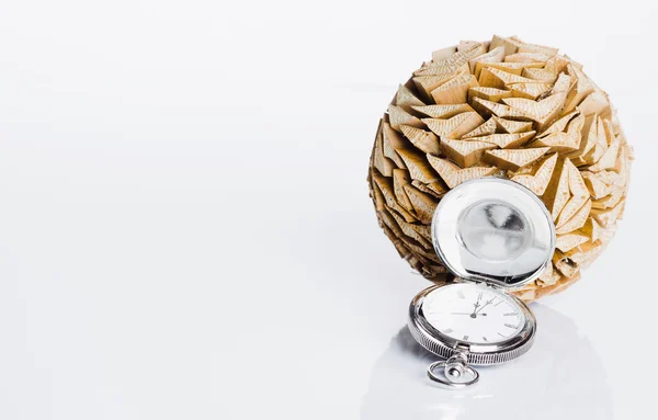 Dřevěné koule a hodiny na bílém pozadí — Stock fotografie