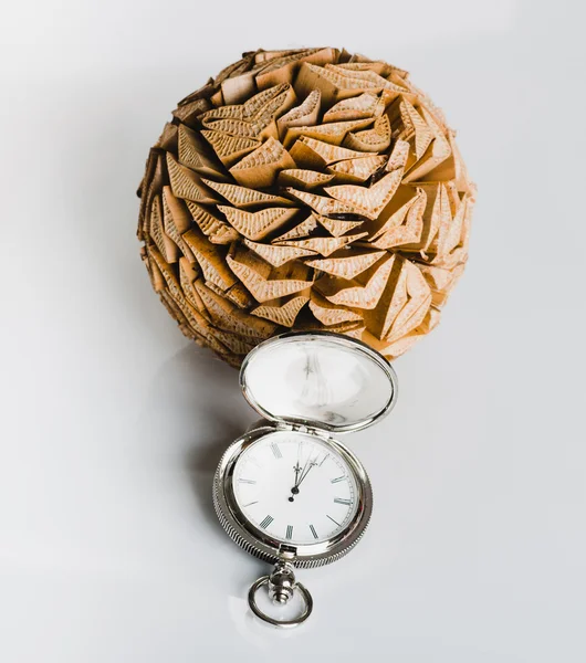 Holzkugel und Uhr auf weißem Hintergrund — Stockfoto
