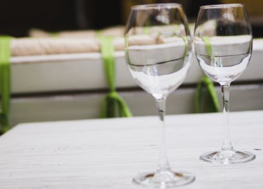 bir tabloda bir kafede iki boş bardak