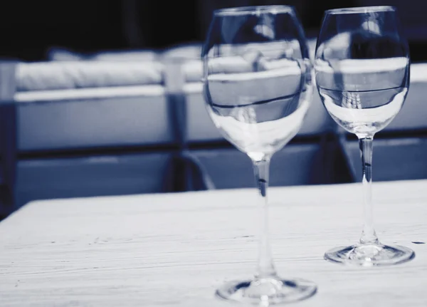 Dois copos vazios em uma mesa em um café — Fotografia de Stock