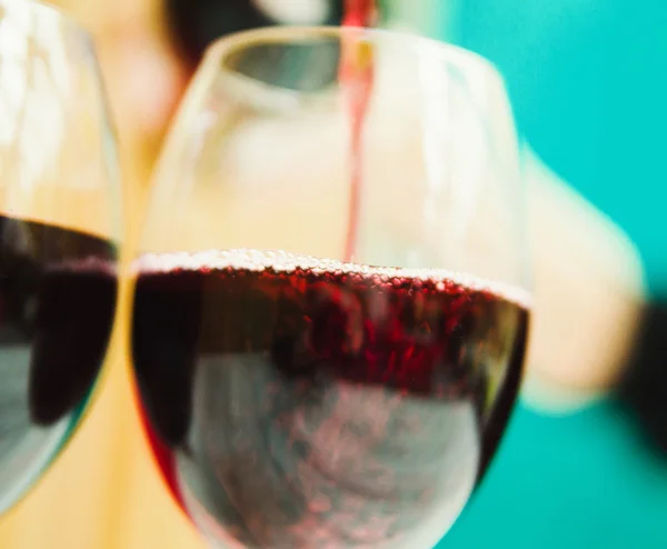Dwa kieliszki z czerwonym winem — Zdjęcie stockowe