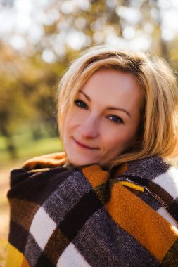 genç kadın bir halı