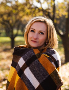 genç kadın bir halı